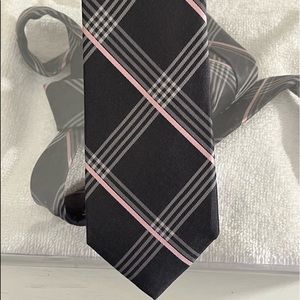 New condition mens patterned Michael Kors tie in shades of gray and pink.